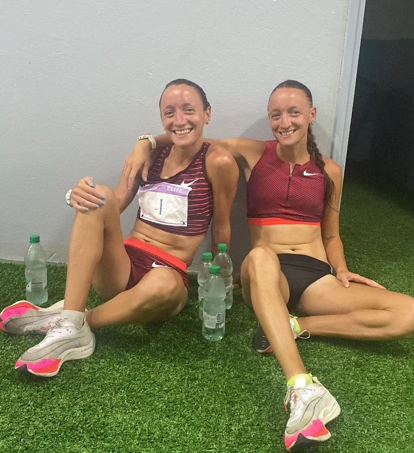 Las hermanas Mariana (derecha) y Florencia Borelli. - Instagram: @mariborelliok -