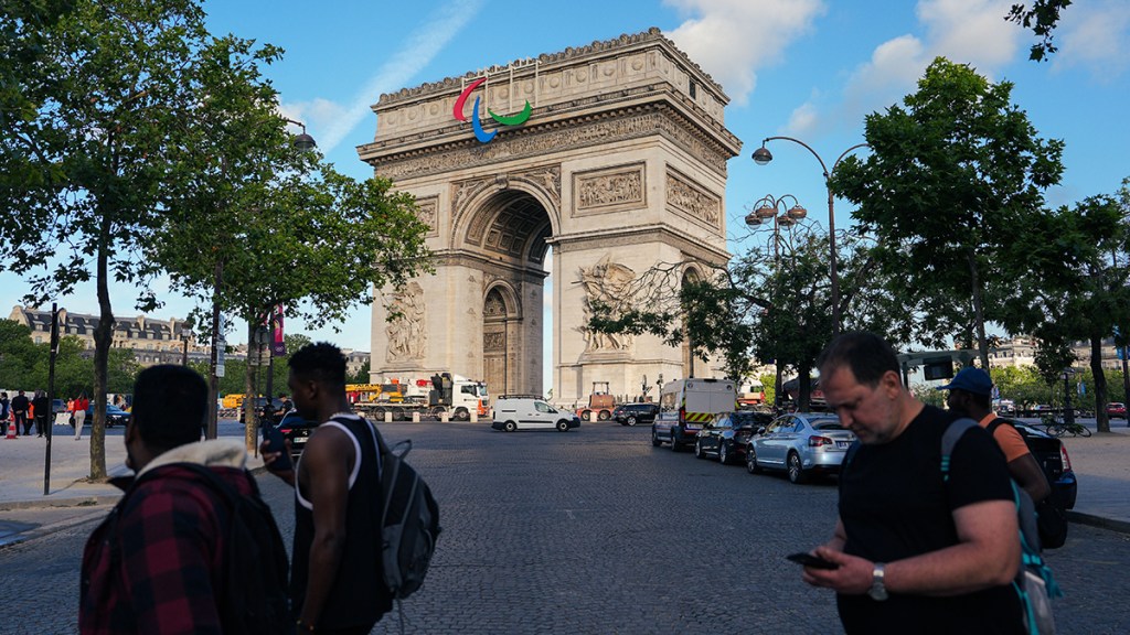 Los ágitos del movimiento paralímpico en el Arco del Triunfo. - Xinhua -