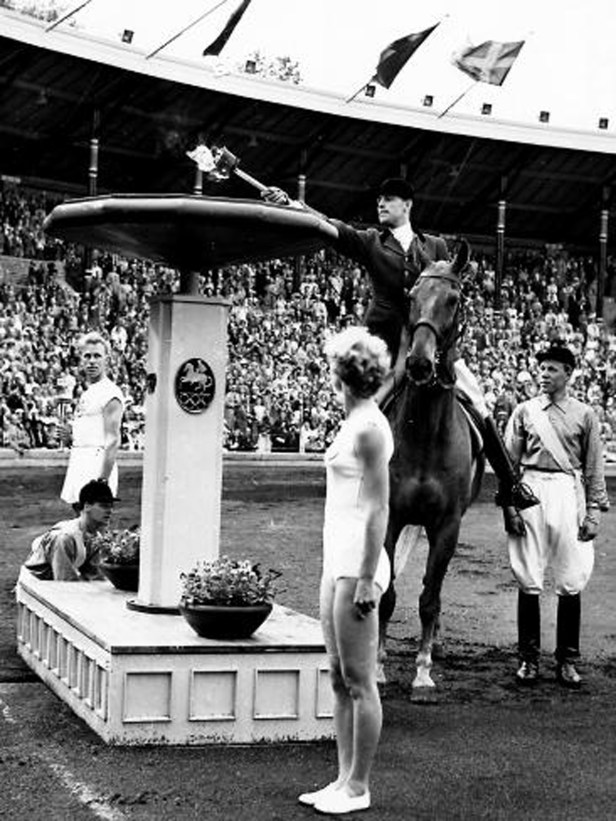 El encendido del pebetero en los Juegos Ecuestres, obviamente, a caballo.