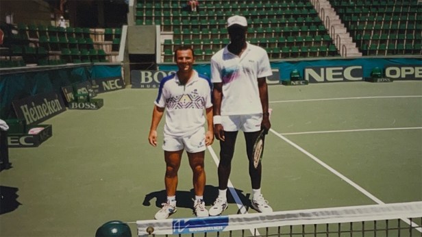 Gabriel Francini y su foto con el senegalés Thierno Ly.
