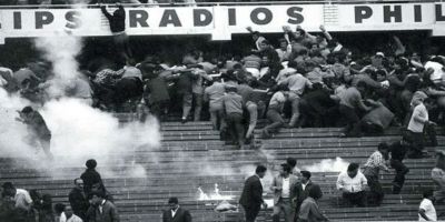 Gases lacrimógenos y estampidas en las tribunas del Estadio Nacional de Lima.