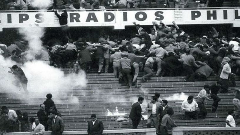 Gases lacrimógenos y estampidas en las tribunas del Estadio Nacional de Lima.