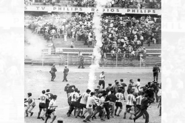 Jugadores argentinos y peruanos en la cancha, en medio de una lluvia de gases lacrimógenos.
