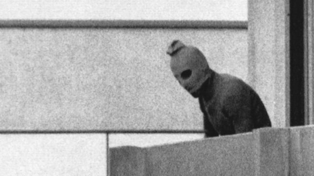 Una de las imágenes icónicas de la toma de rehenes en la Villa Olímpica de Múnich -