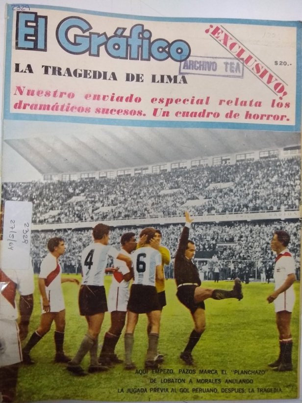 El árbitro uruguayo Ángel Eduardo Pazos indica a los jugadores la plancha de Víctor “Kilo” Lobatón. 