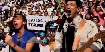 Gianna Nannini, Edoardo Bennato y la bandera de Carlos Tejedor de fondo.