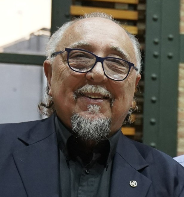 Juan Domingo de la Cruz, a los 71 años, sigue ligado al básquetbol.