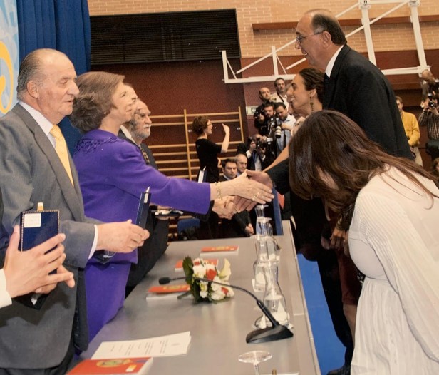 Juan Domingo de la Cruz y sus 2,05 metros ante la realeza.